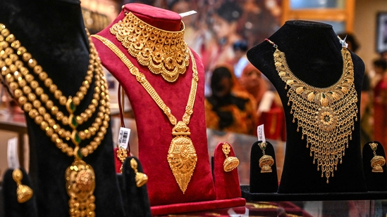 सोना ₹657 बढ़कर ₹99,348 पर पहुंचा:चांदी ₹1 लाख 7 हजार किलो बिक रही, गोल्ड इस साल ₹1 लाख 3 हजार तक जा सकता है