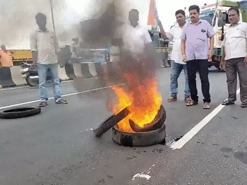 ओडिशा स्टूडेंट डेथ केस- कांग्रेस सहित 8 पार्टियों का प्रदर्शन:ट्रेन रोकी; बसों का चक्काजाम, यात्री पैदल जा रहे; हाईवे पर टायर जलाए, दुकानें बंद