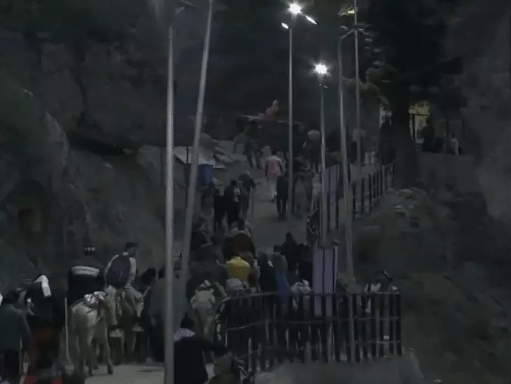 अमरनाथ में पहली आरती हुई, पहलगाम से पहला जत्था रवाना:38 दिन बाद रक्षाबंधन को समापन होगा; अब तक 3.5 लाख श्रद्धालुओं का रजिस्ट्रेशन