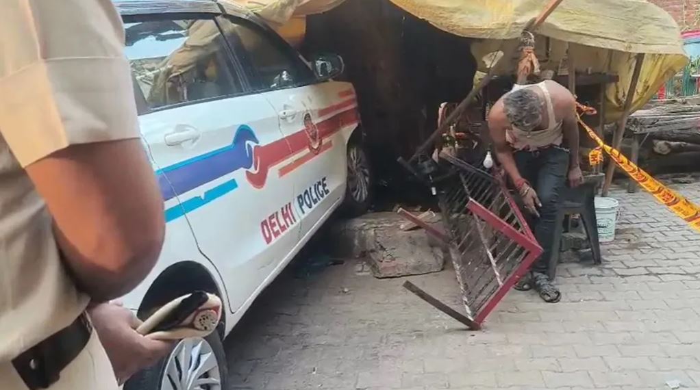 दिल्ली पुलिस की गाड़ी ने सोते हुए शख्स को कुचला, मौके पर हो गई मौत