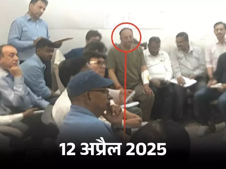 CM गुप्ता पति के साथ मीटिंग में पहुंचीं:AAP बोली- दिल्ली में फुलेरा पंचायत की सरकार