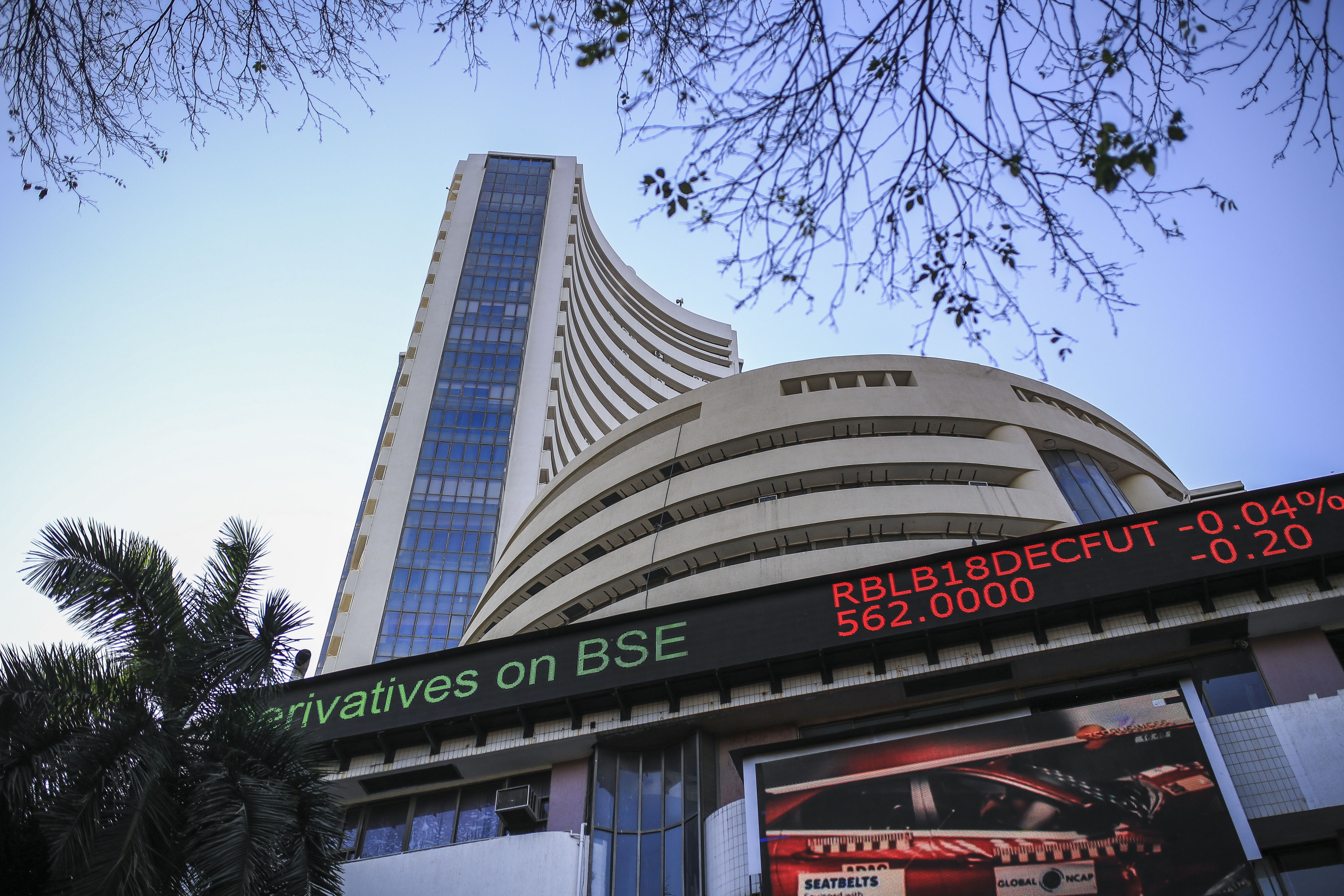 सेंसेक्स 900 अंक गिरकर 81,500 पर आया:निफ्टी 300 अंक टूटा