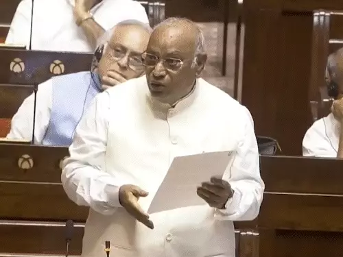 विपक्षी सांसदों ने वेल में काले कपड़े लहराए; स्पीकर बोले- सड़क का व्यवहार सदन में न करें |
