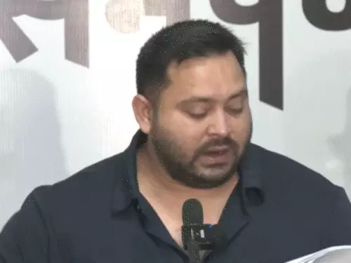 तेजस्वी बोले-मेरा और पत्नी का नाम वोटर लिस्ट से कटा:भास्कर ने चेक किया- लिस्ट में 416 नंबर पर तेजस्वी, 445 पर राजश्री का नाम |