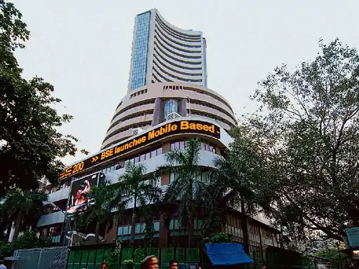सेंसेक्स 100 अंक गिरकर 82,600 पर कारोबार कर रहा:निफ्टी भी 20 अंक फिसला, टाटा मोटर्स और जोमैटो के शेयरों में तेजी; IT शेयर्स गिरे |
